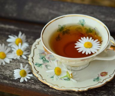 Nesanica-Što-će-vam-lijekovi-kad-su-tu-ljekovite-biljke-kamilica-384x320